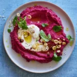 Houmous rose à la betterave sur table
